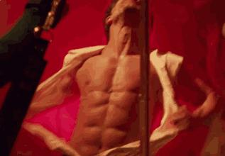 第一次被男生掐腰什么感觉,第一次被男生搂腰