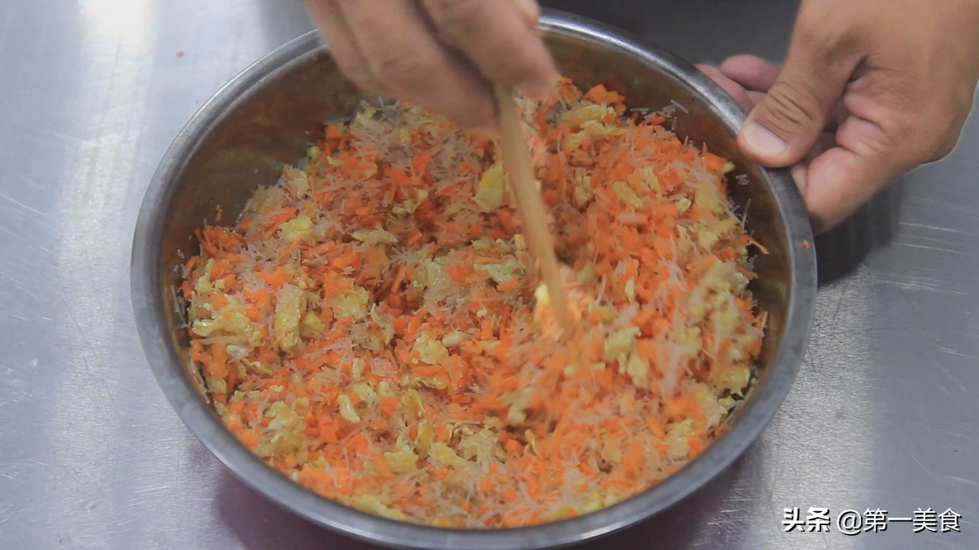 面点师麦穗水饺的包法,麦穗包子的捏法慢动作视频