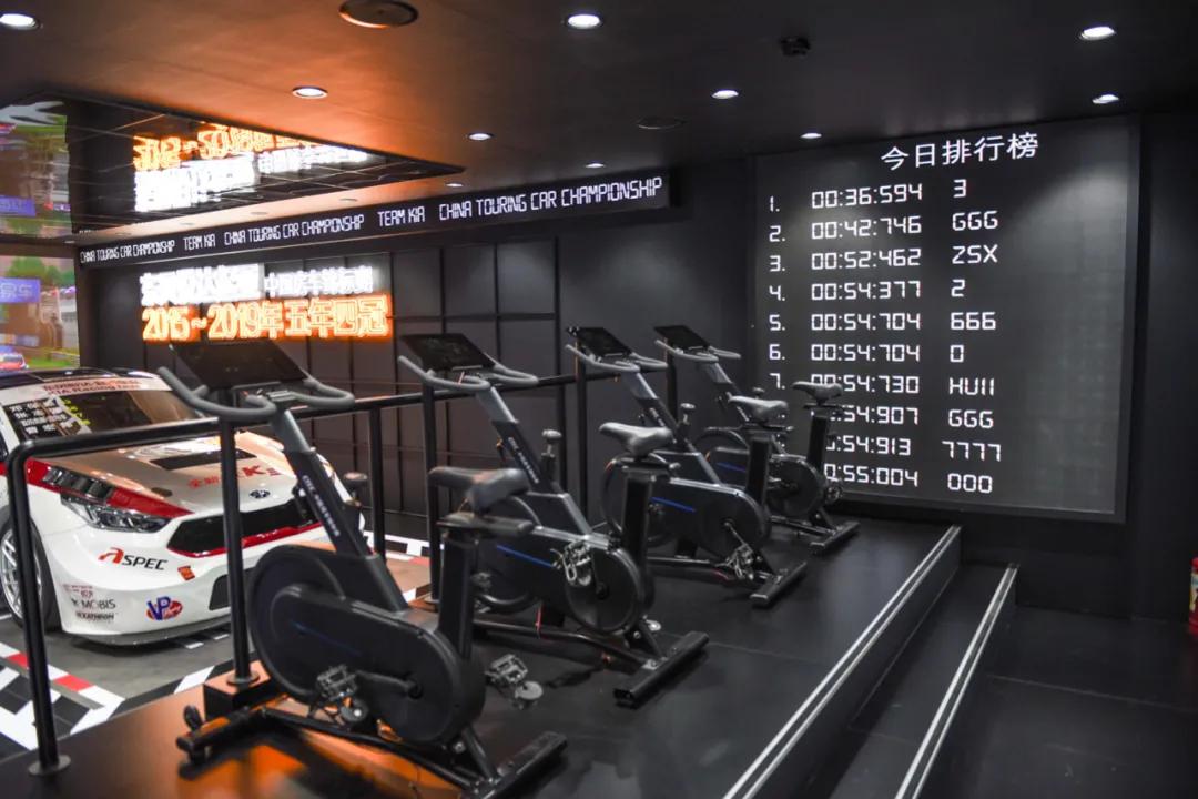 国产家轿不将就，现场堪比迪士尼，北京车展除了新车还看些啥？