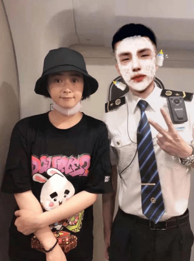蒋欣与乘务员合照,蒋欣戴口罩墨镜帽子全副武装
