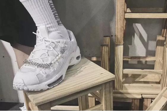 有许多配件的球鞋,拥有这些神器球鞋怎么会洗不干净