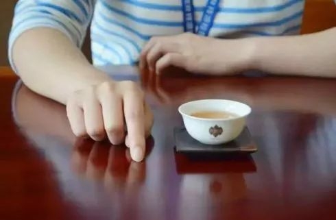 倒茶为什么要在桌子上敲两下呢,别人给你倒茶为什么要敲三下桌子