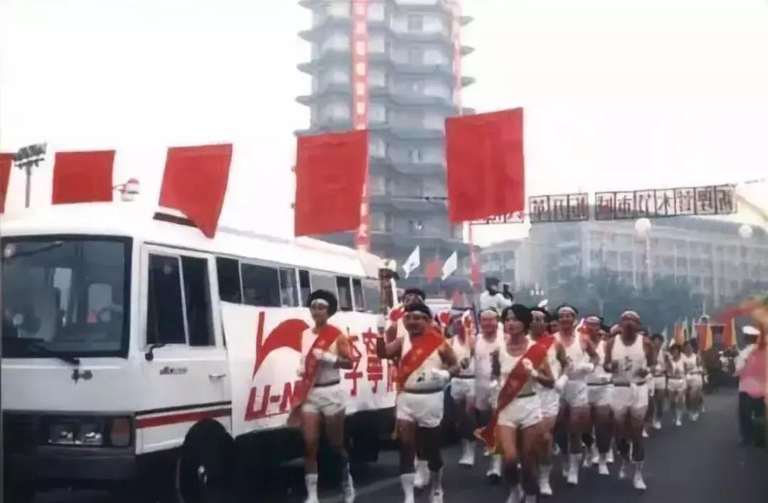 李宁亏了多少亿,从巨亏165亿到豪宅230亿