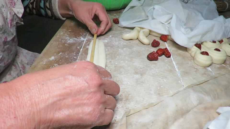 面粉别再烙饼和蒸馒头了,家里有面粉可以这样做红枣馒头