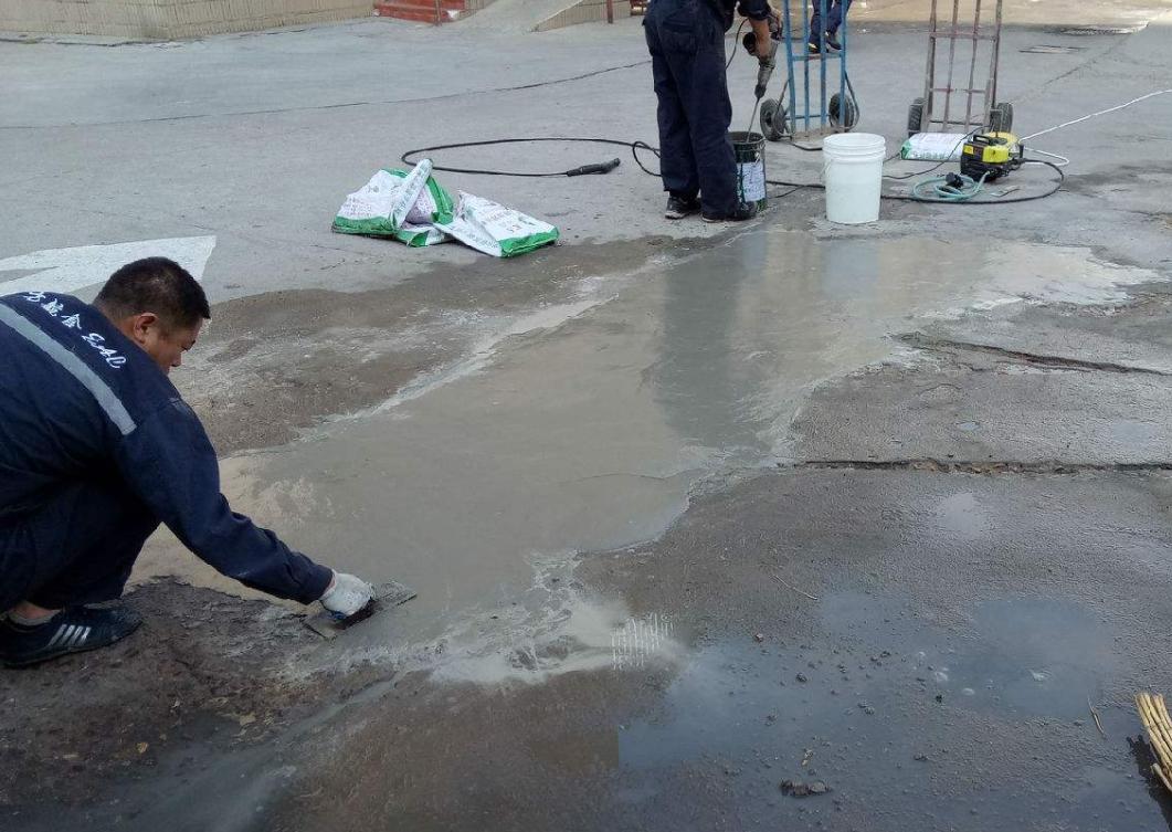 水泥地面起砂开裂处理流程,水泥地面起砂怎么补救视频讲解