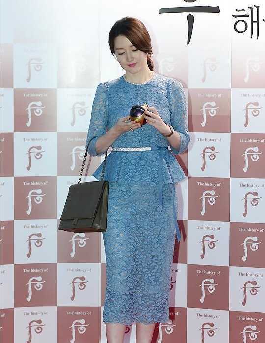 李英爱穿蕾丝鱼尾裙,李英爱穿什么衣服最美