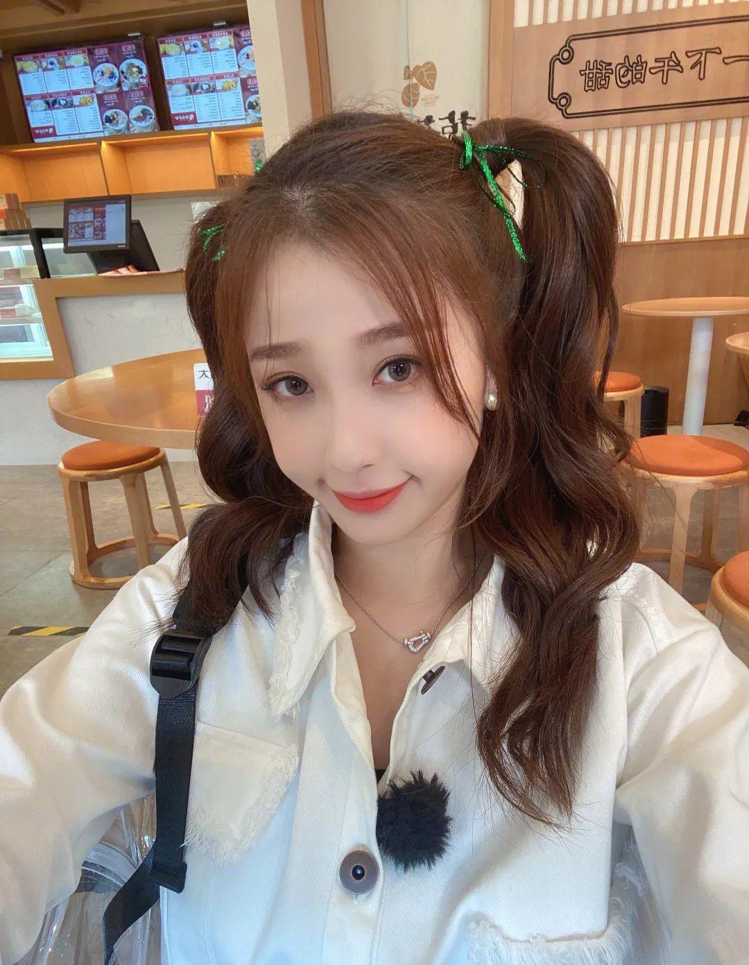 36岁圆脸扎什么发型减龄,胖圆脸适合的中长扎发教程