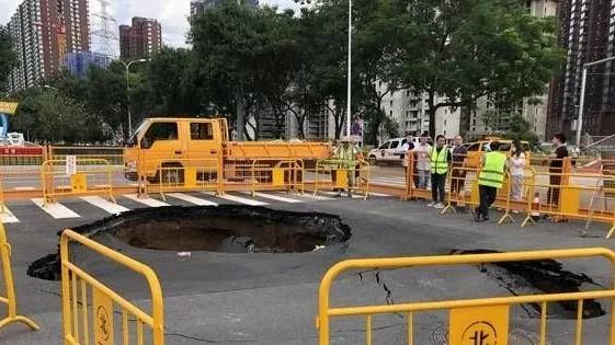 路面塌陷灾害原因,路面塌陷的原因和处置办法