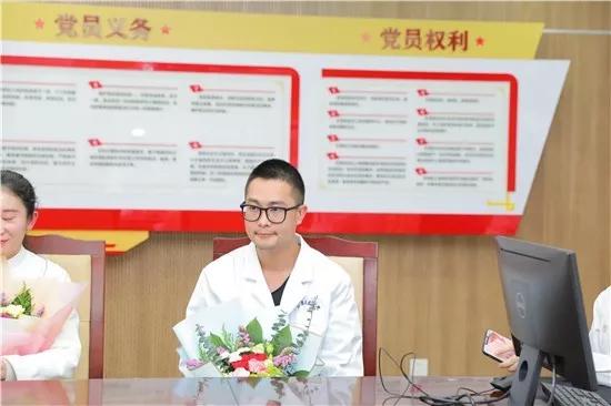 青春无悔！硬核青年逆行而上