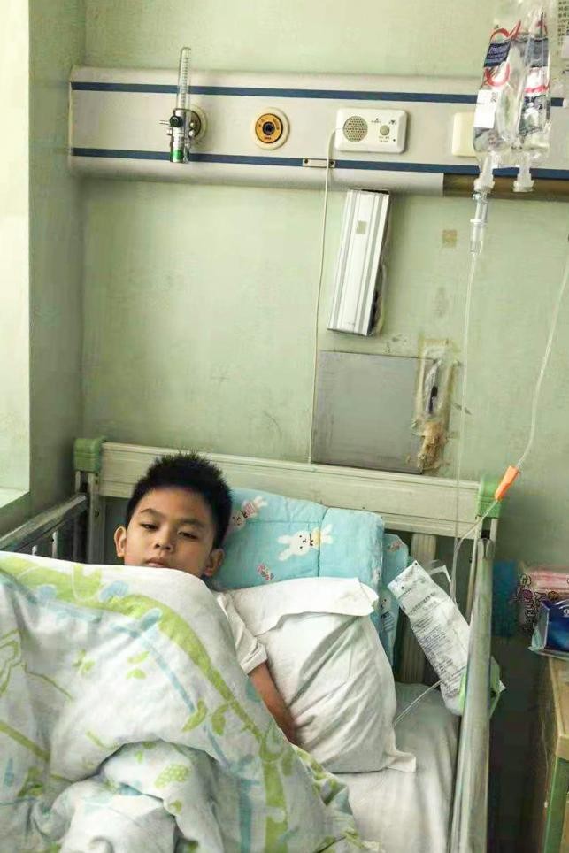 八岁男孩腋下好多红疙瘩,小朋友腋下有一片红疙瘩