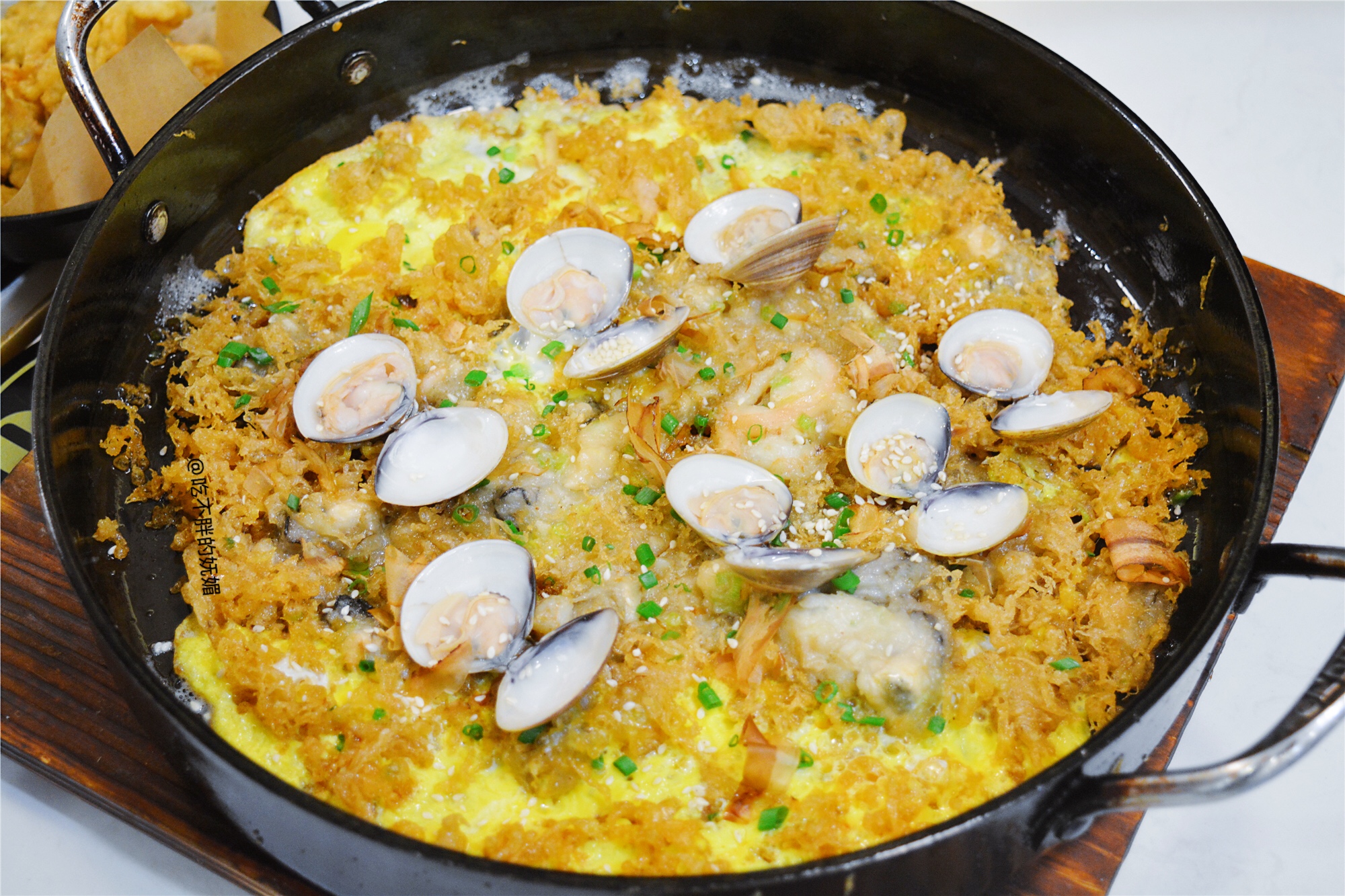 厨师拖着砂煲小跑上菜，这份200℃的广式沸腾，你不尝尝？