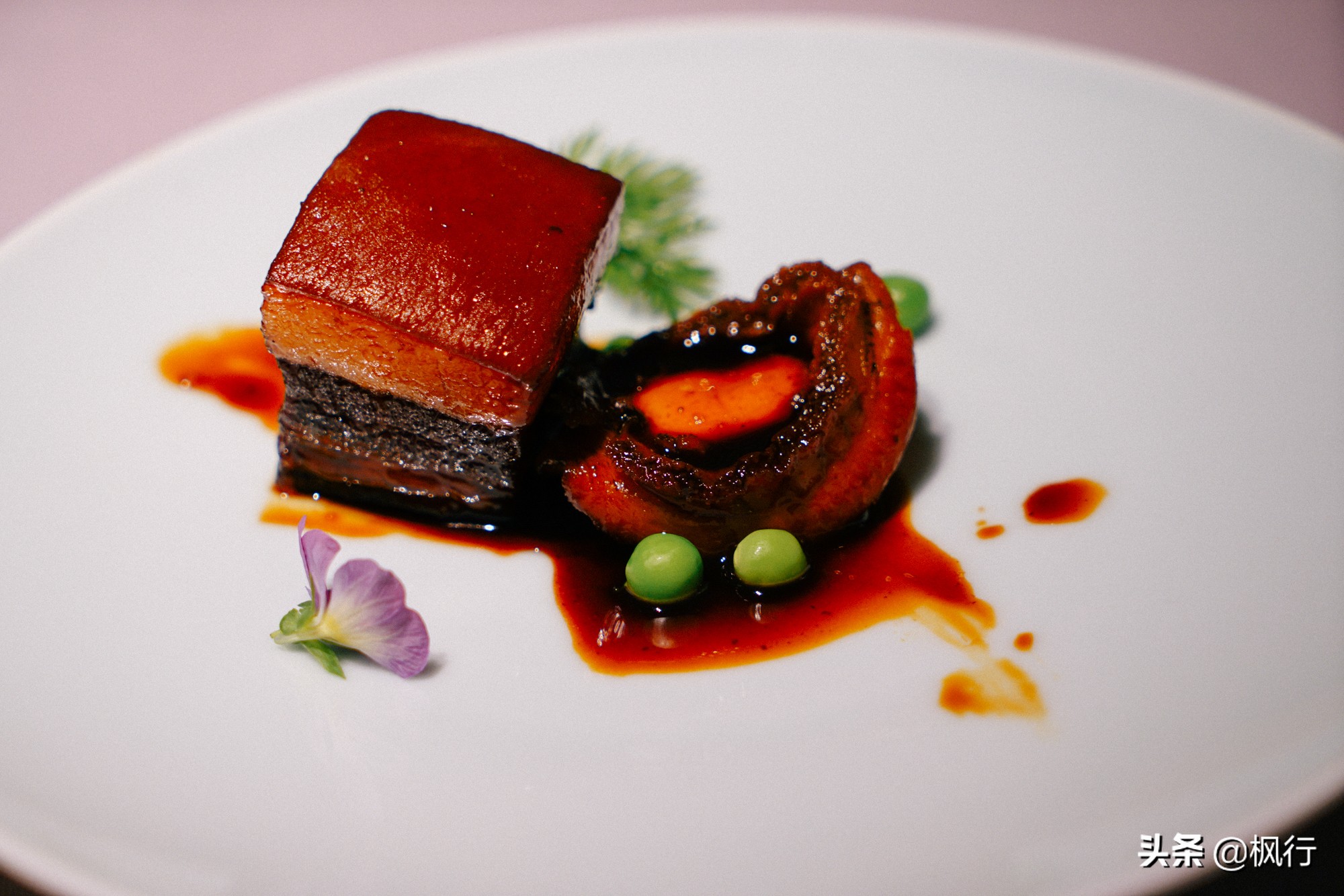 这家北京二环内的粤菜馆，装修获大奖，松板肉、乳鸽、罗氏虾惊艳