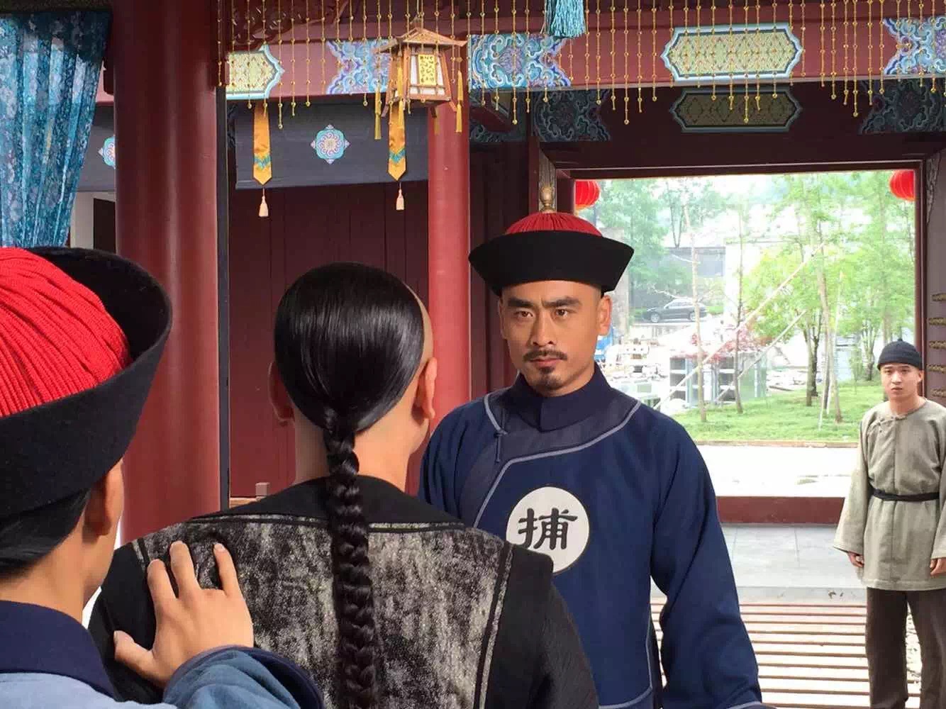 男子暴雨中打伞遭雷击结果意外,男子被雷击致死