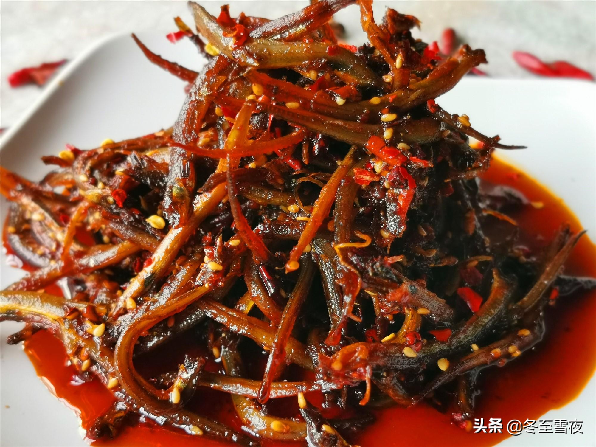 如何制作香辣小鱼干,香辣小鱼干详细做法