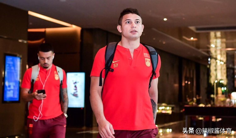 国足0-1叙利亚郑智表情包,国足队长郑智图片