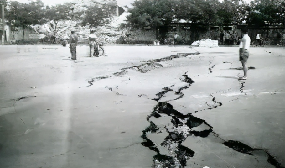 七六年地震前兆,1556年地震在中国什么地方