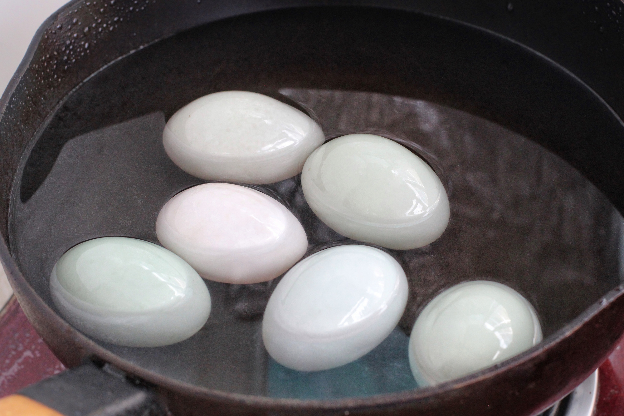 老式腌鸭蛋流油的方法,70岁老人腌鸭蛋的做法