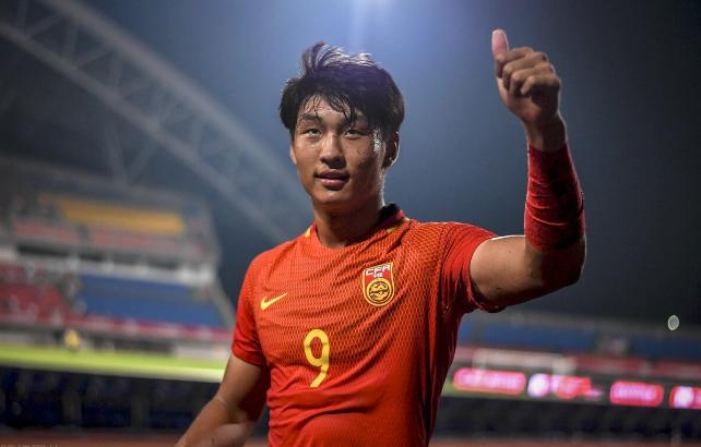 师从3大空霸！从堕落少年到国足秘密*器武**，22岁金靴蜕变：轰13球