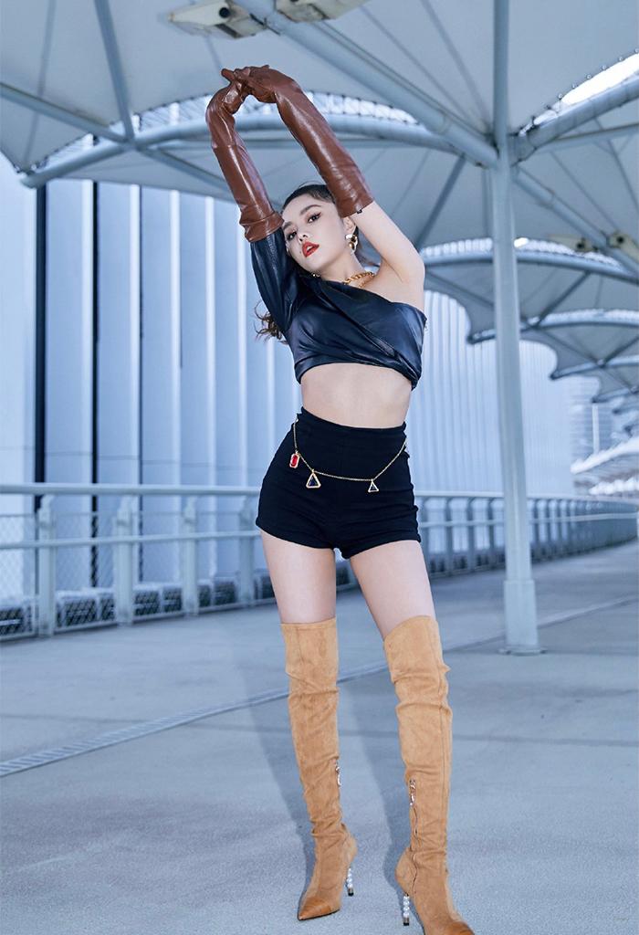 迪丽热巴短裤加过膝靴,长筒过膝靴穿搭女冬季