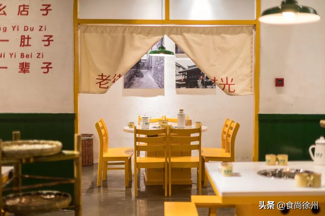 徐州闹市一角，还原了80年代的市井范儿！笸箩上菜，98元吃17样！