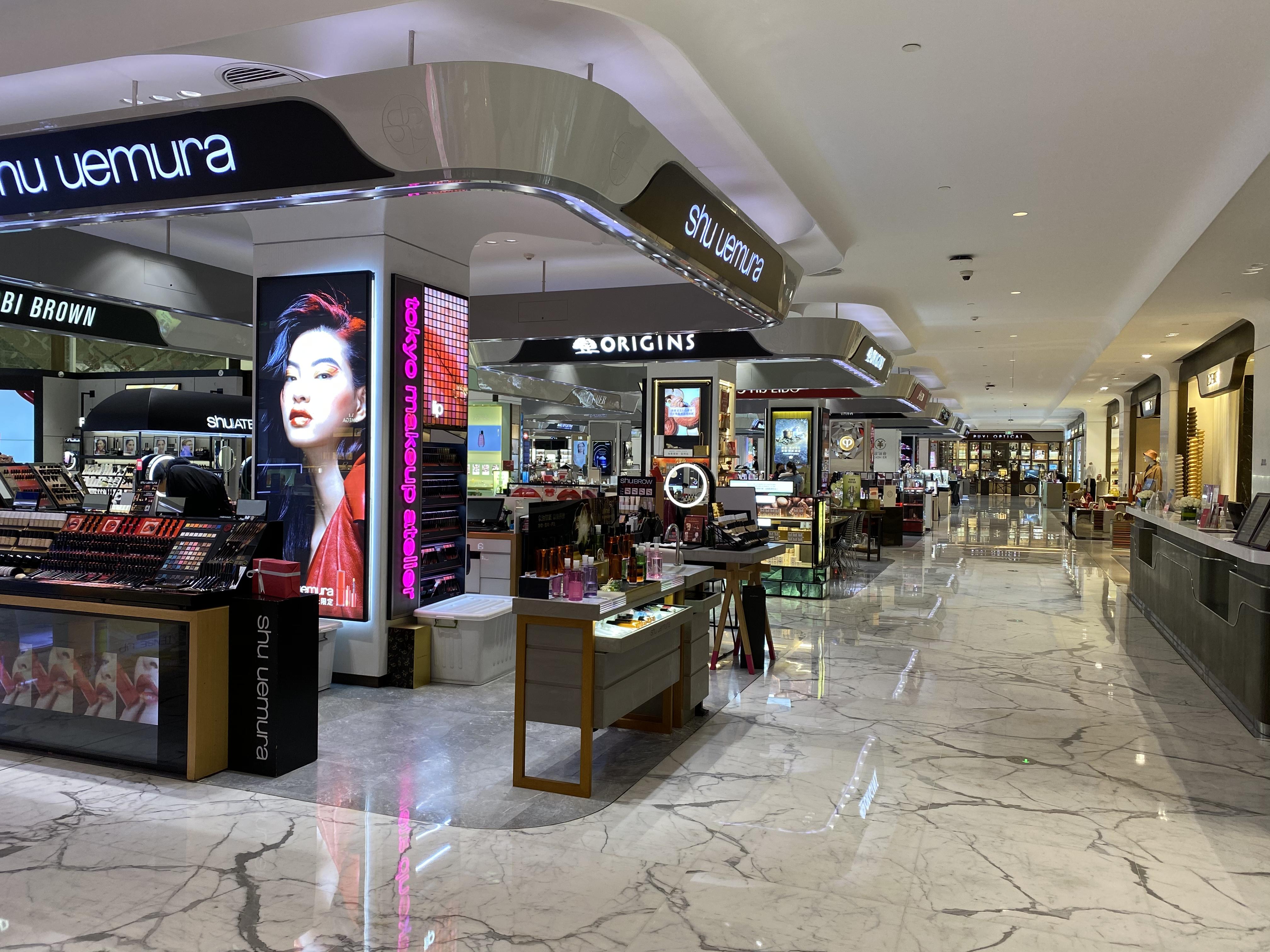 建微信群、发打油诗、刷屏朋友圈、对老客人嘘寒问暖，疫情中的奢侈品专卖店纷纷放下身段促销售