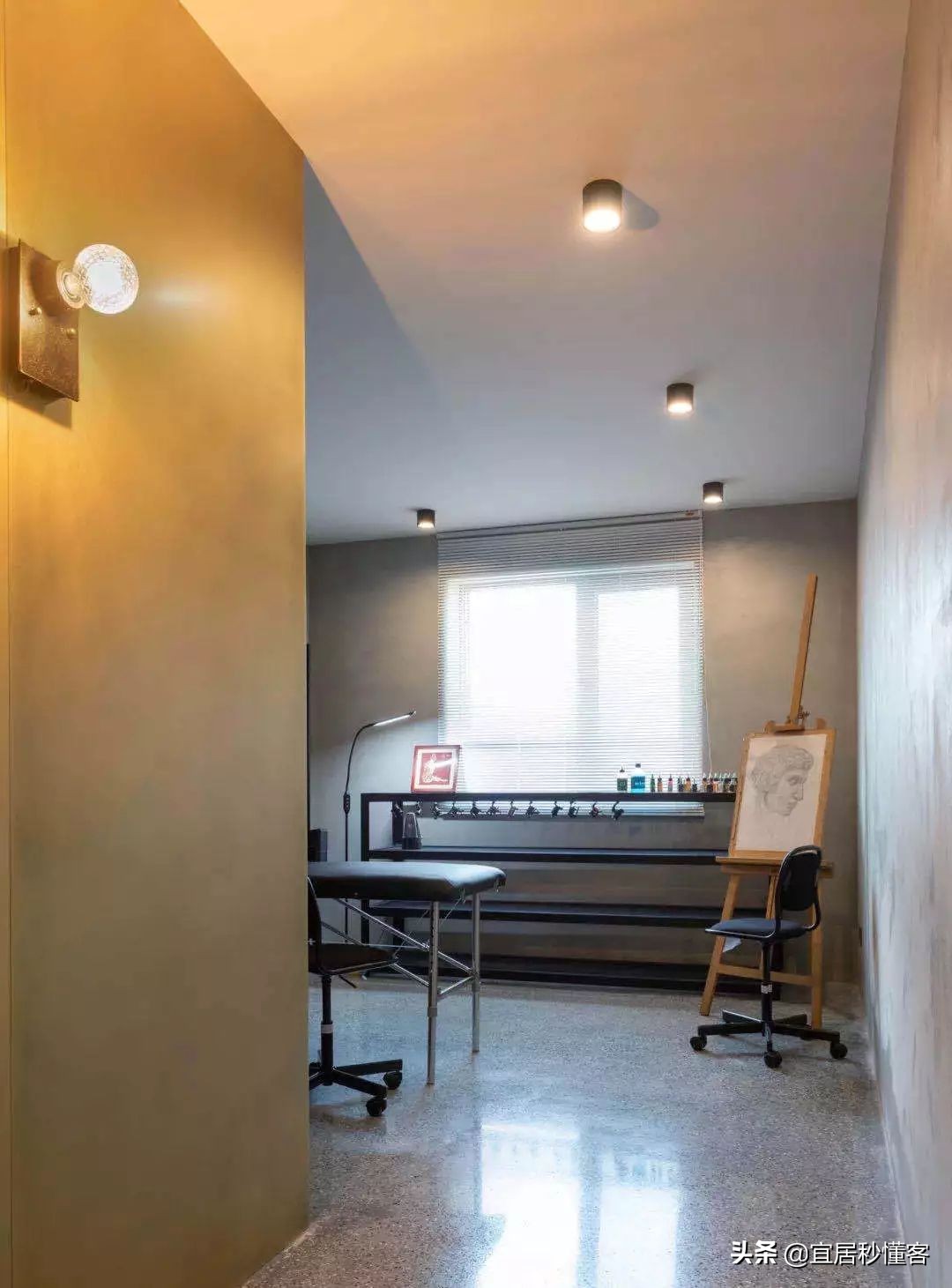 98年纹身师一人宅,酷炫工业风,家里一半面积是客厅