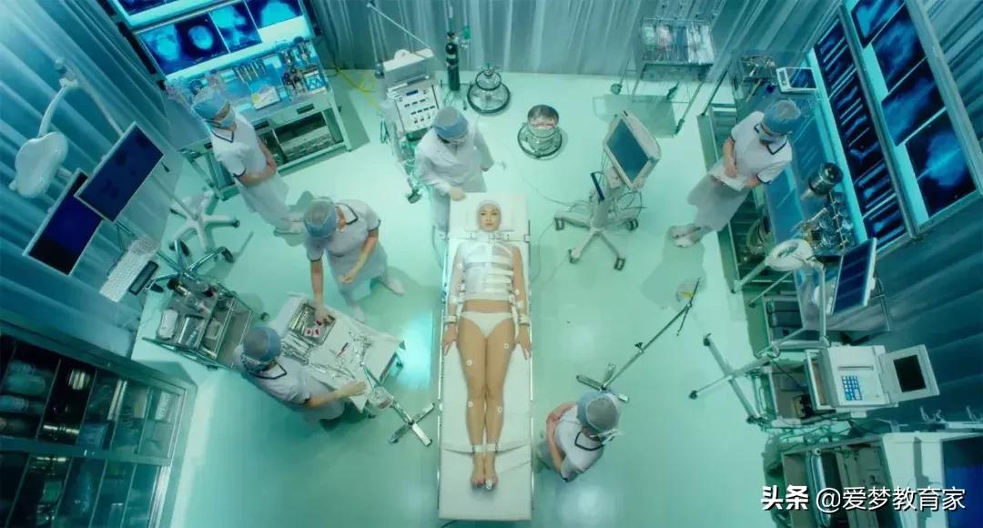 亚洲最狂野女导演，一年出3部新片，半个演艺圈为她站台