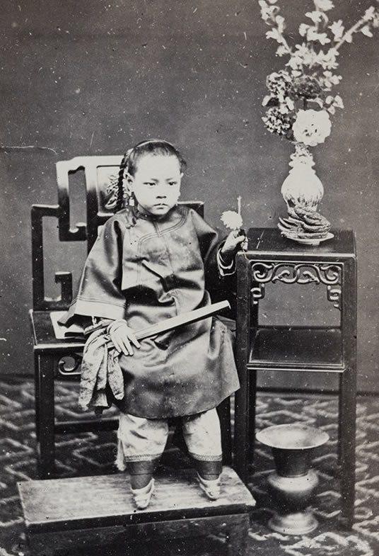 实拍三寸金莲裹脚缠足全过程,三寸金莲的缠足过程