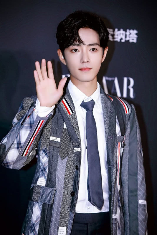 肖战最新条纹西装造型,肖战2019芭莎慈善夜晚会后台回眸