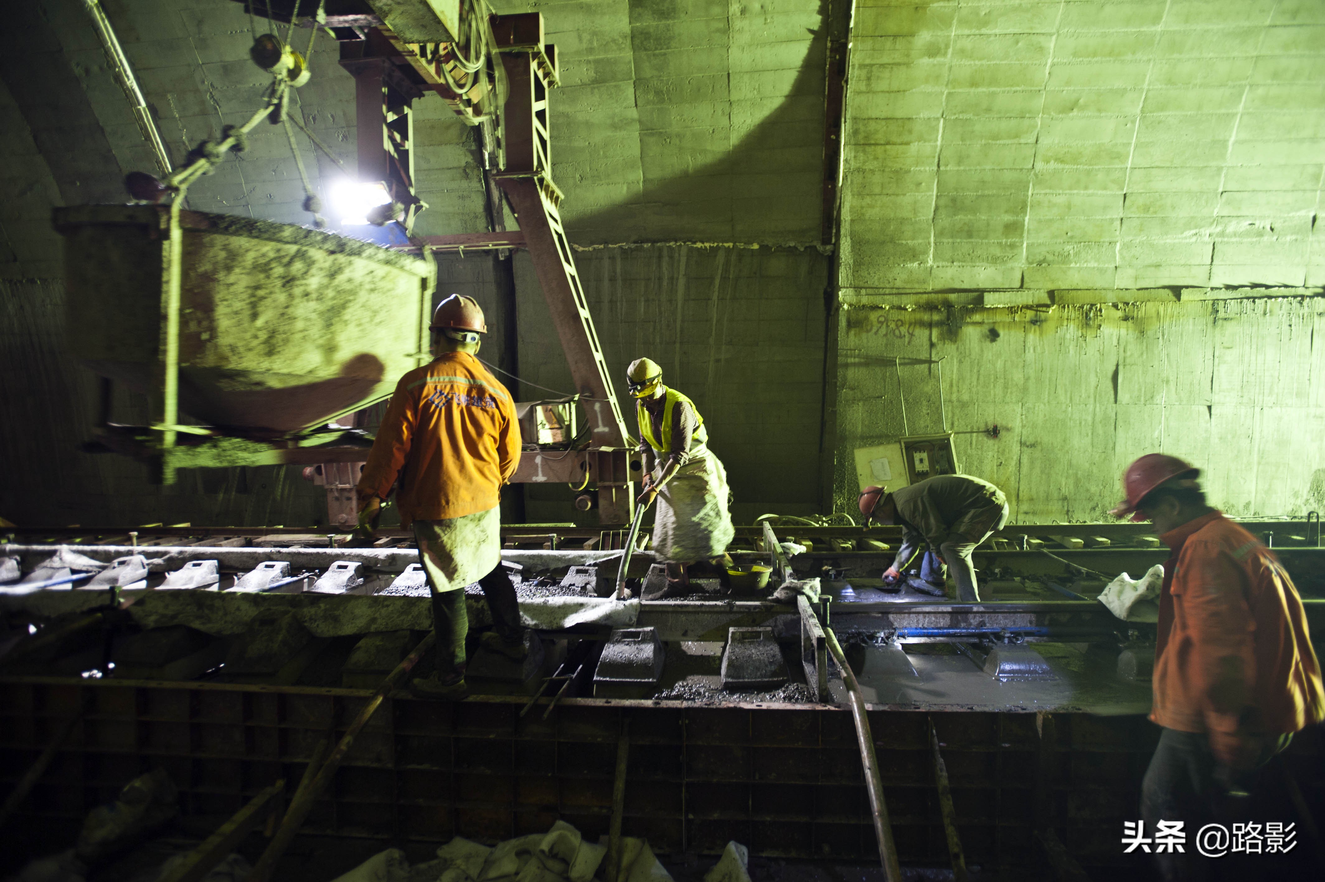 中国高铁隧道,溶洞铁路隧道