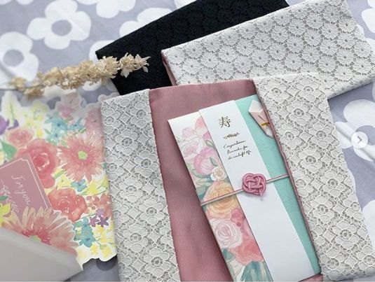 在日本参加婚礼，接到喜帖后的第一件事是赶紧先练毛笔字？