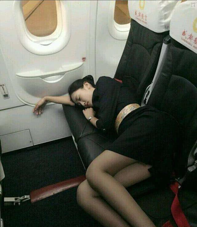 为什么空姐只能穿短裙,为什么空姐一般都穿短裙和短袜