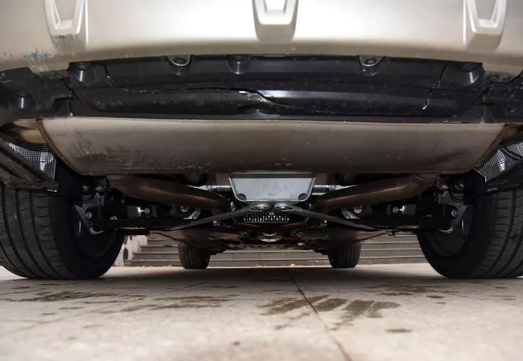 底盘装甲一般喷的是什么样颜色的,新车喷底盘装甲多久能开