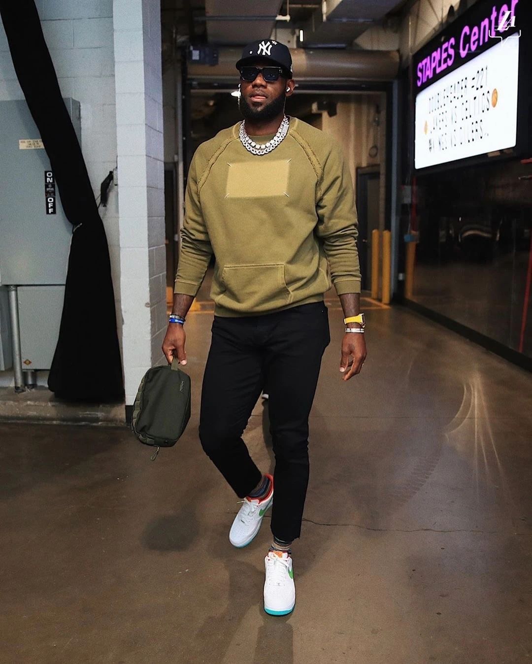 湖人官宣顶薪续约詹姆斯到40岁,湖人签下联盟第一单打王