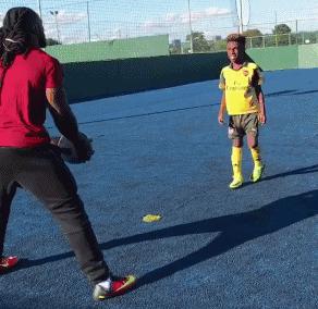 大屌哥的儿子小小年纪就已经练成了肌肉男,真是虎父无犬子