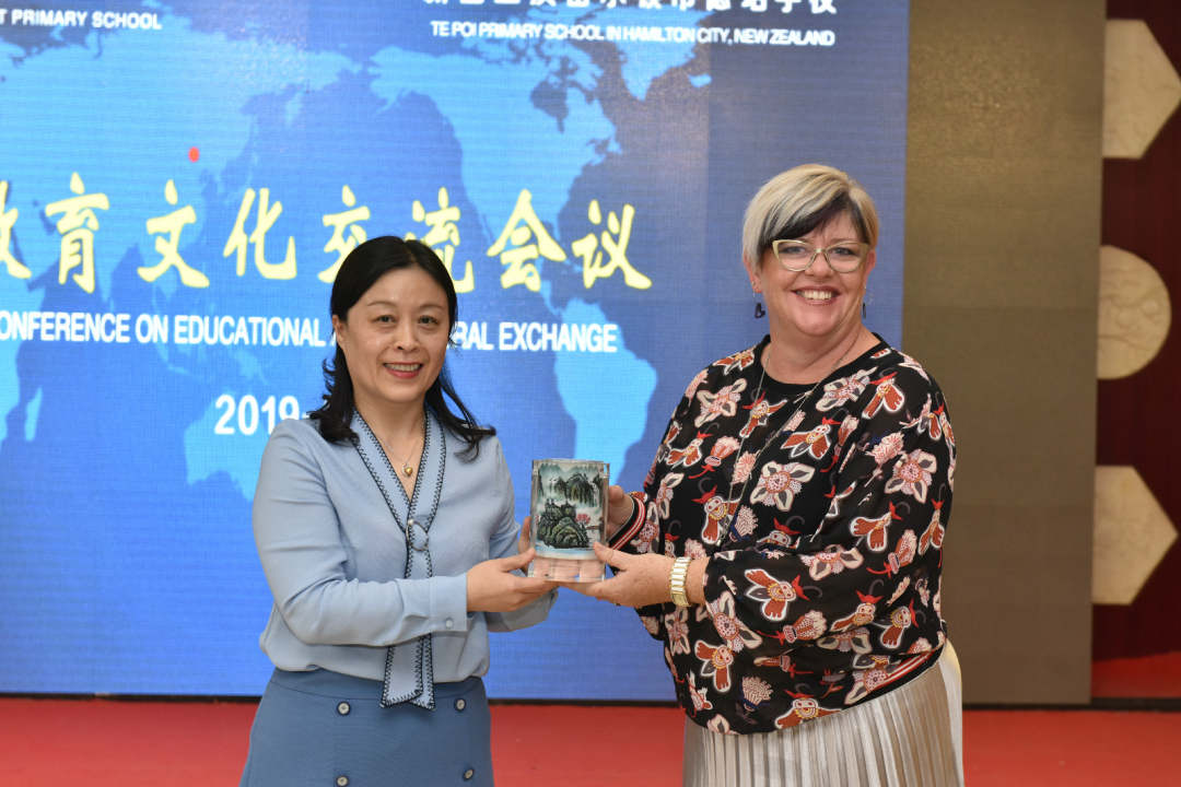 新西兰校长,新西兰小学生校长把游乐场搬来了