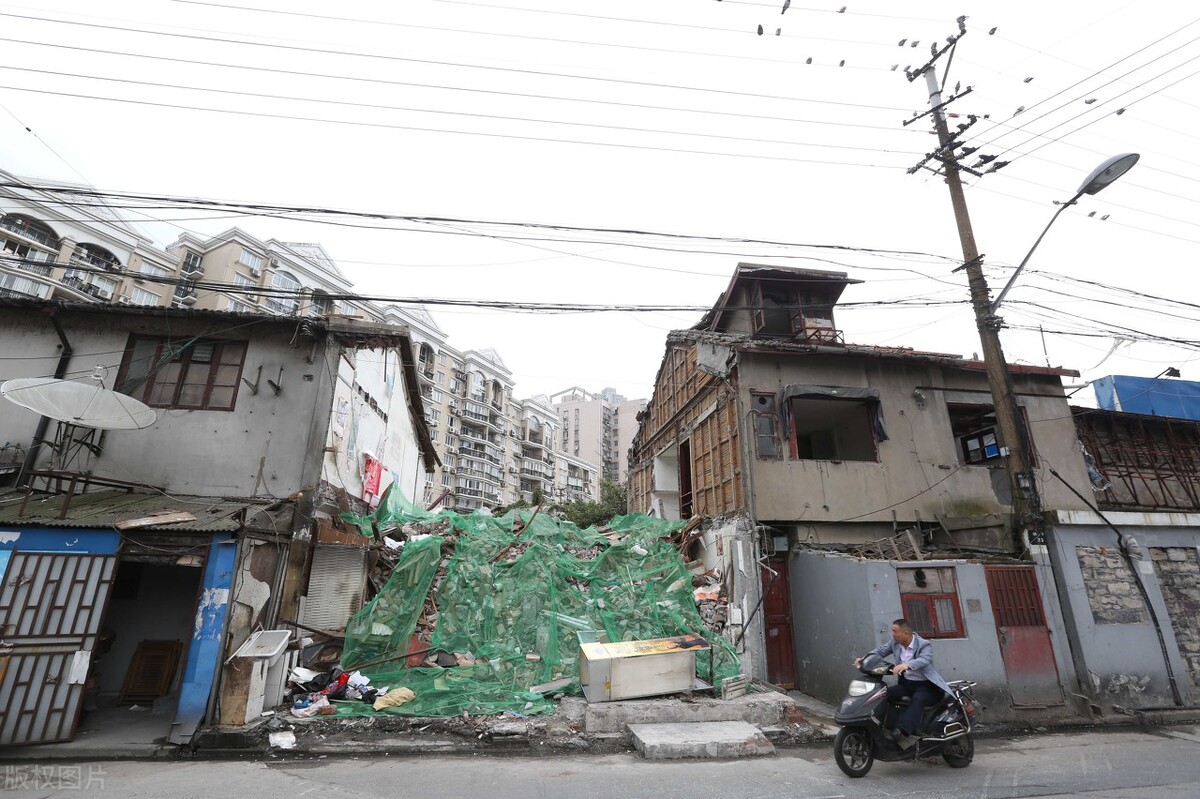 自己土地被别人建房怎么办,自家耕地被别人霸占建房怎么办