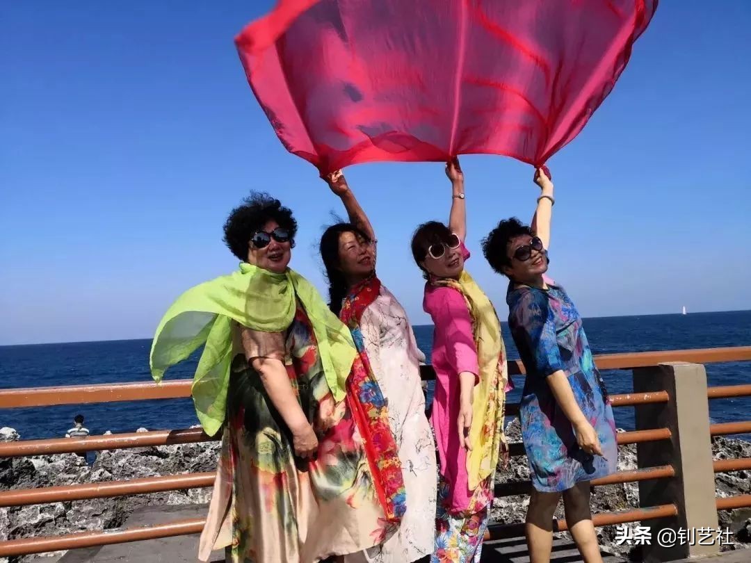 大妈旅游拍照姿势大全高级感,中国大妈旅游团拍照