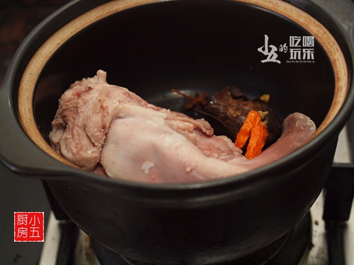 60岁做餐饮生意老板,60年秘制卤味