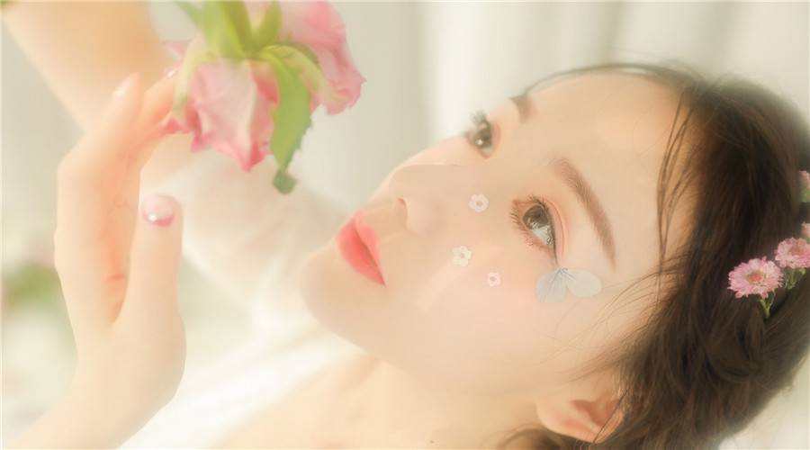 她艰难前行，只为攀上他；他望穿秋水，只为等待她