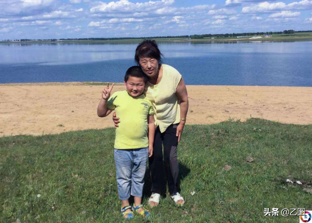 男孩手臂意外被断,男孩意外断臂急需救治