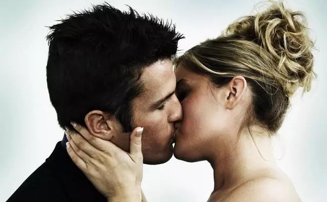 接吻的艺术！熟练五个简单的接吻大秘密，给她一个性感热情的吻