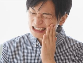 牙齿边缘发黑烂洞是没刷干净吗,牙齿烂了个洞并且牙疼治疗多少钱