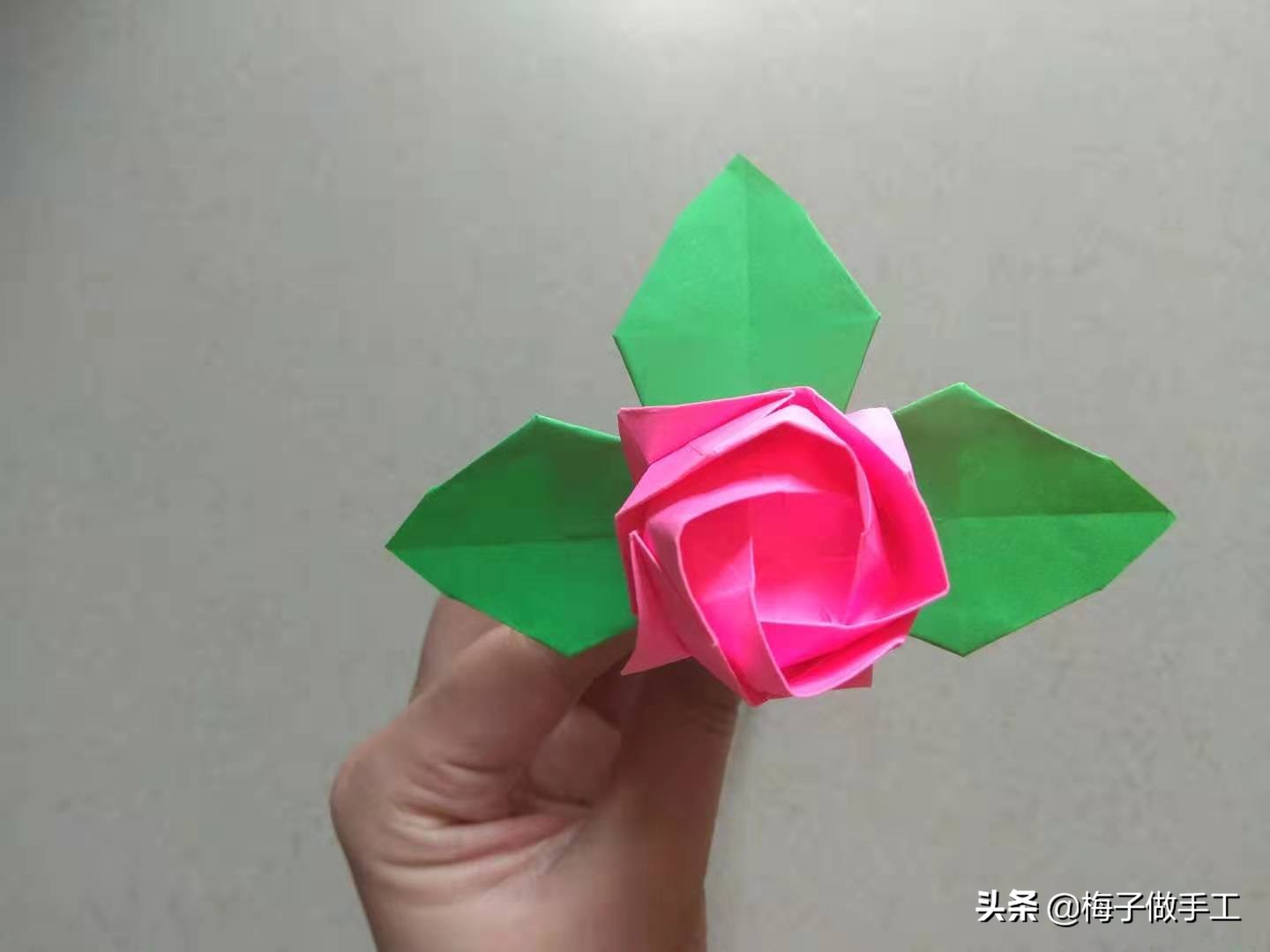 折纸玫瑰怎么折又简单又漂亮,海绵纸折玫瑰花的步骤图解