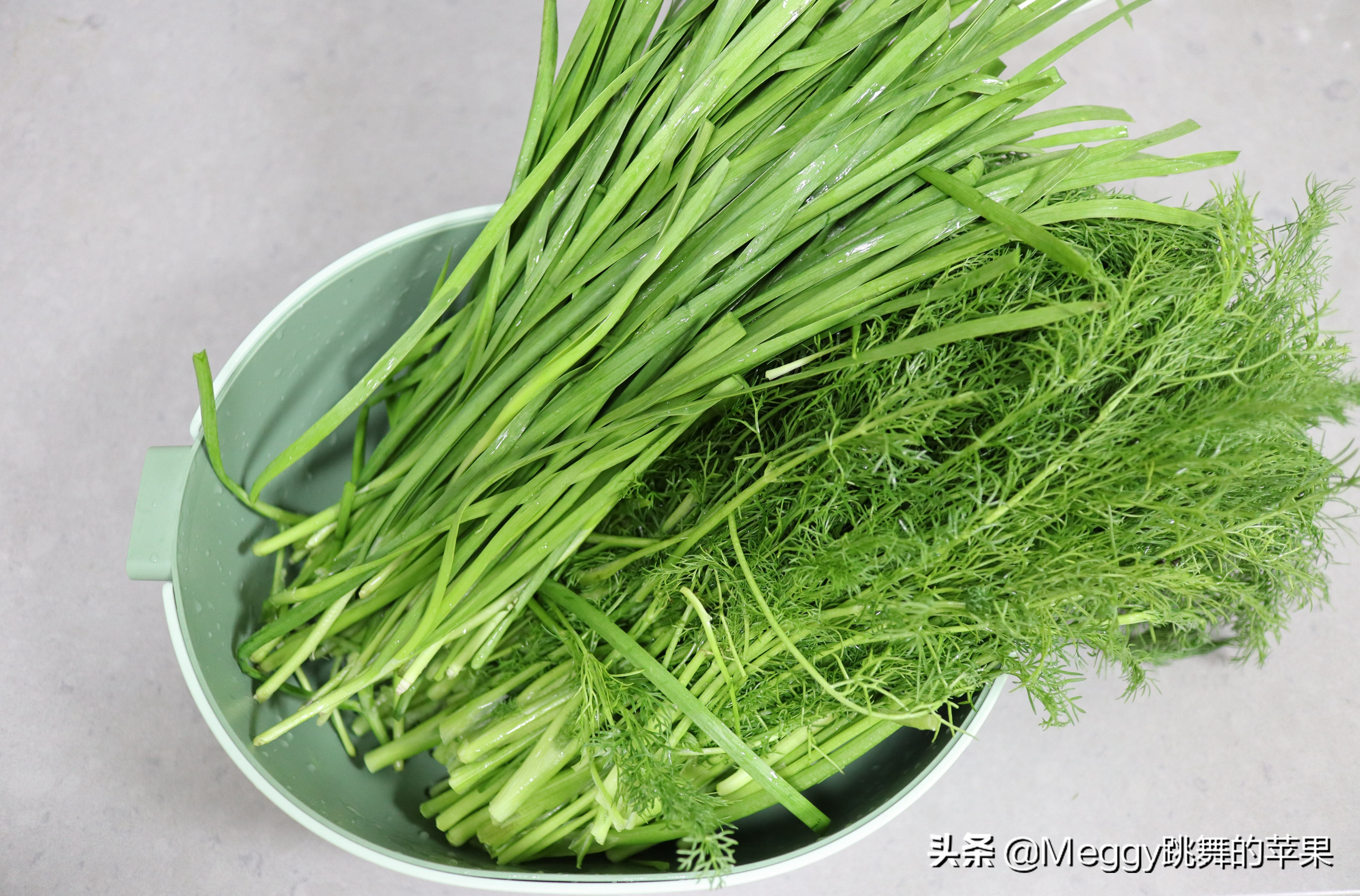 我家吃饺子一锅俩馅，喜欢哪个夹哪个，从没失手过，吃到肚撑