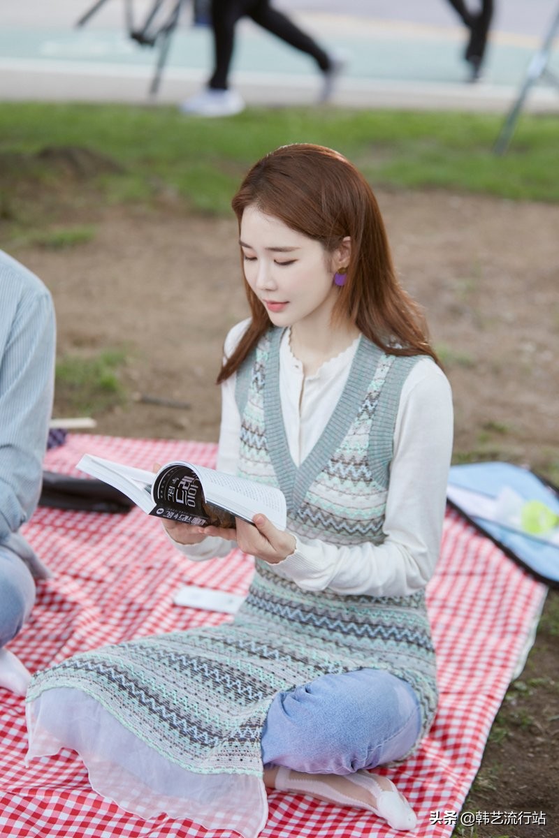 先睹为快：2021春季韩版针织衫新款在明星和模特中流行出现