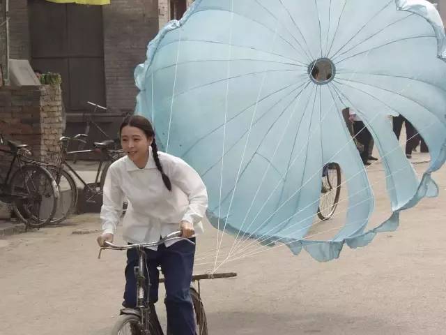 地位与张艺谋不相上下,他第一次做导演,扯掉了理想主义的遮羞布