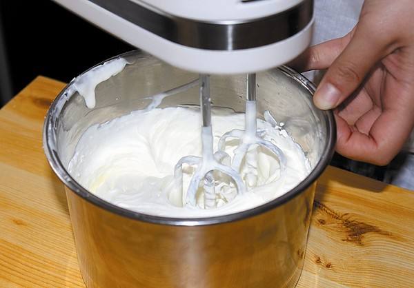 打发过过度的淡奶油怎么处理,打发的奶油冻了怎么补救