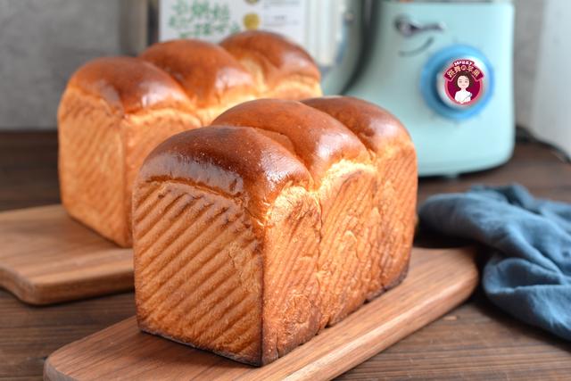 一次发酵成功的手工吐司做法,超柔软奶香吐司的家常做法