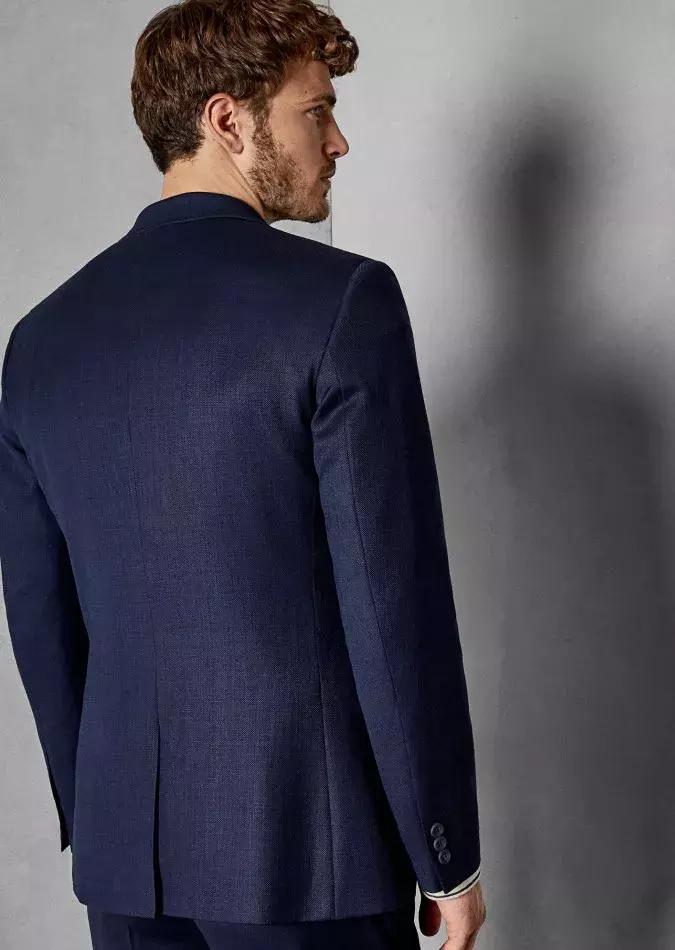 女生什么样的西装才算合身,女士西装肩宽怎样才算合身